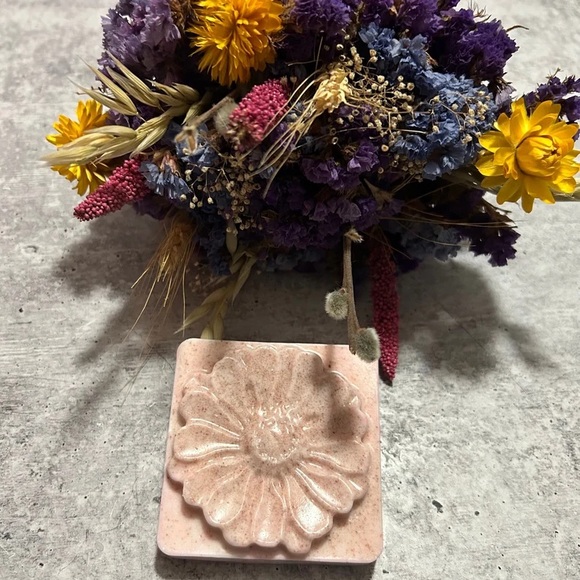 Queen's Quarter's Soap, Handmade, Pink Himalayan Salt Shea Butter - Picture 1 of 1